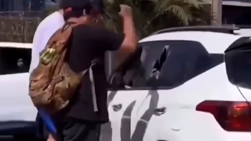 Le robaron la mochila, persiguió al ladrón y recuperó todo