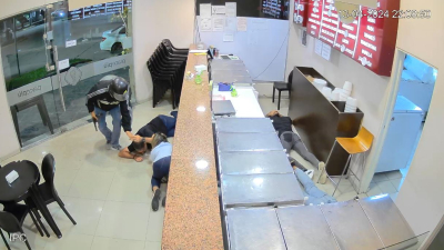 Fueron a comprar helado y terminaron con un arma apuntándoles a la cabeza