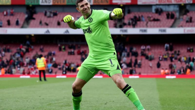 Descomunal atajada de "Dibu" Martínez para Aston Villa, que bajó al Arsenal