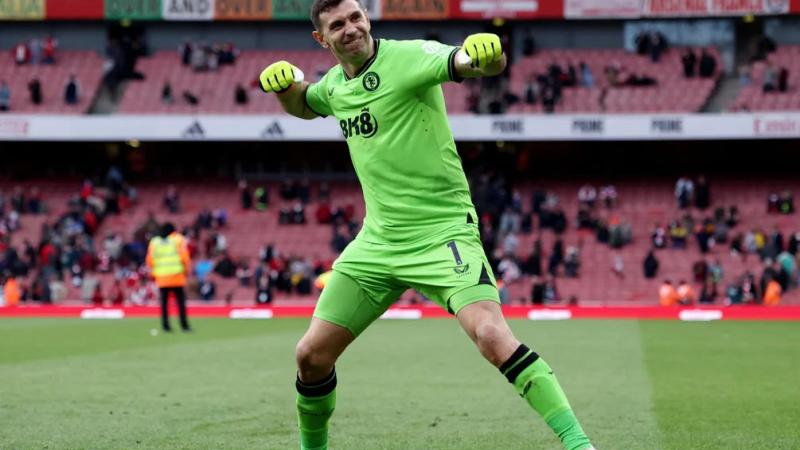 Descomunal atajada de "Dibu" Martínez para Aston Villa, que bajó al Arsenal