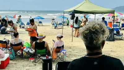 Es argentino y vende choripanes en una playa de Costa Rica
