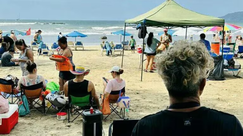 Es argentino y vende choripanes en una playa de Costa Rica