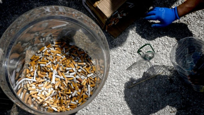 Una carretera hecha con filtros de cigarrillos