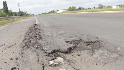 Baches, falta de banquinas y señalización: eternos problemas de la Autovía 16