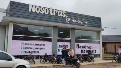Local de venta de ropas para mujeres baja sus persianas por escasas ventas