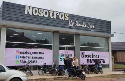Local de venta de ropas para mujeres baja sus persianas por escasas ventas