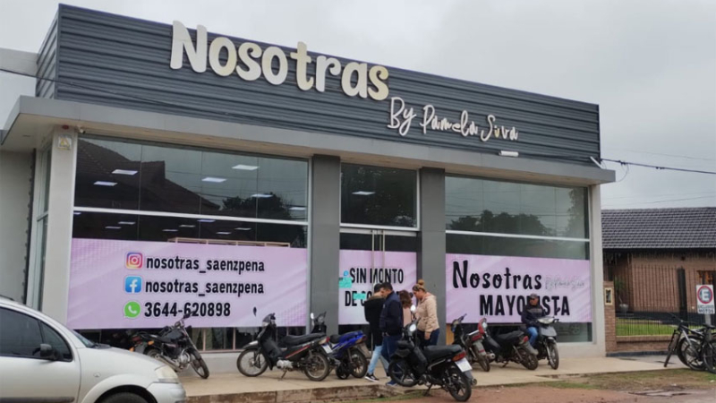 Local de venta de ropas para mujeres baja sus persianas por escasas ventas