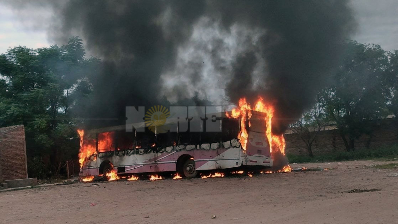 Incendiaron colectivos en desuso en un las afueras de Sáenz Peña