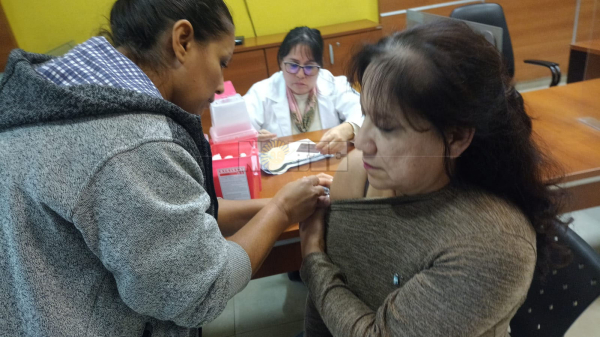 Una veintena de personas recibieron sus dosis de vacuna antigripal y anticovid en Diario NORTE.