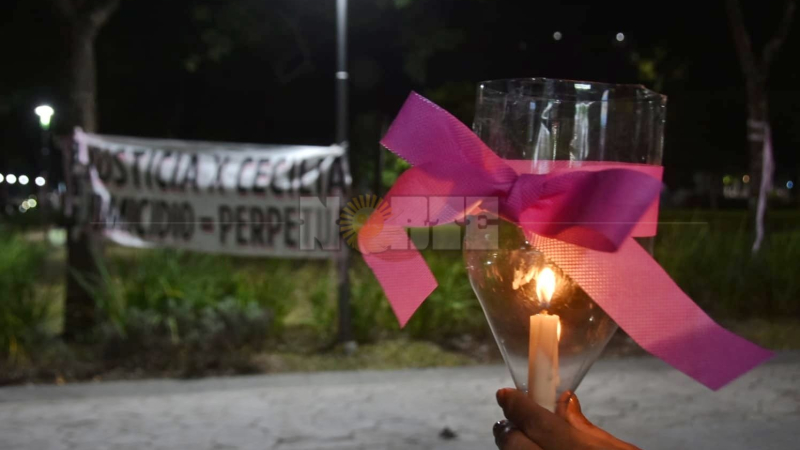 Velas y carteles pidiendo justicia volvieron a la plaza central
