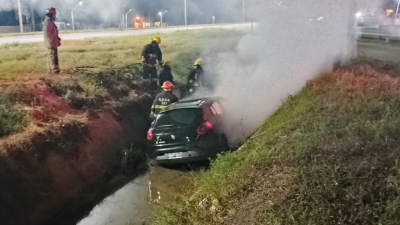 Esquivó un perro, cayó al desagüe y se le incendió el auto que explotó dos veces: salió ileso