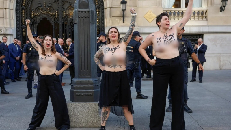 Militantes feministas volvieron a protestar contra Milei en Madrid