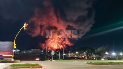 Incendió provocó la destrucción total de unos pallets con camisolines e insumos hospitalarios