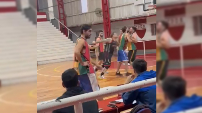 Ambos equipos expulsados del torneo: A las piñas adentro y afuera de una cancha de básquet