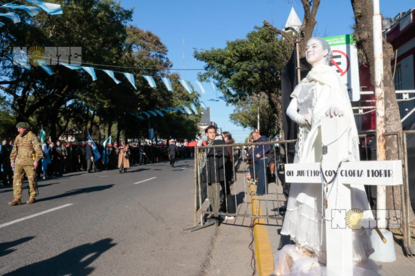 Acto, desfile y color por el 9 de Julio