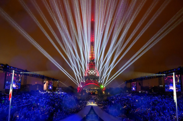 El recinto de Trocadero, con la Torre Eiffel al fondo y láseres iluminando el cielo, durante la ceremonia de apertura de los Juegos Olímpicos de París 2024. Foto: FRANCOIS-XAVIER MARIT/ REUTERS.