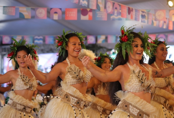 Teahupo'o, Tahití, Polinesia Francesa . Artistas participan en una ceremonia tradicional el día de la ceremonia de apertura de los Juegos Olímpicos de París 2024. Foto: REUTERS/Carlos Barria.