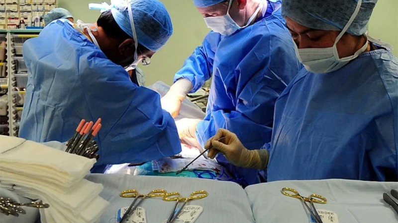 Obligan a obra social de Corrientes a cubrir cirugía de aumento mamario para mujer transgénero