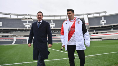 La llegada del "Huevo" Acuña causó furor en los hinchas de River