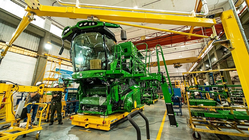 Conflicto salarial en John Deere: paro de 4 horas diarias
