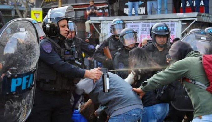 polis gaseando.jpg