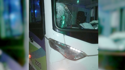 Se arrojó delante de un colectivo: fue trasladado al hospital 