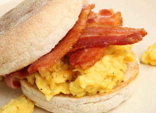 Sándwich de beicon y huevos revueltos.jpg