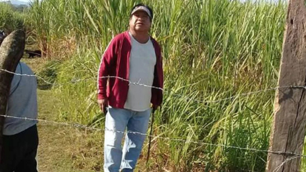 Horacio Cruz con el machete con el que aterroriza al pueblo aba guaraní de Mosconi..jpg
