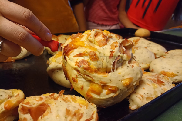 Niños de "La Casita del Árbol Ayala" aprendieron a hacer pan casero