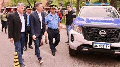 Zdero entregó patrulleros y motos para comisarías de todo el Chaco