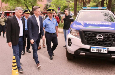 Zdero entregó patrulleros y motos para comisarías de todo el Chaco