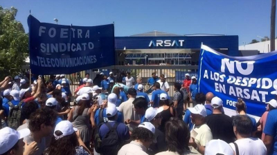 Arsat pierde personal calificado mientras el gobierno espera a Elon Musk