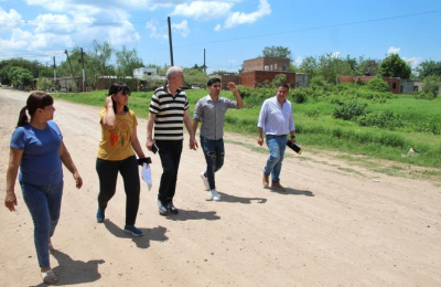 Caminata del intendente Nikisch con vecinos de los barrios Peniel I y II