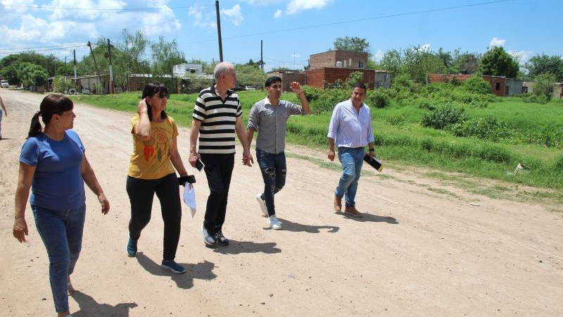 Caminata del intendente Nikisch con vecinos de los barrios Peniel I y II