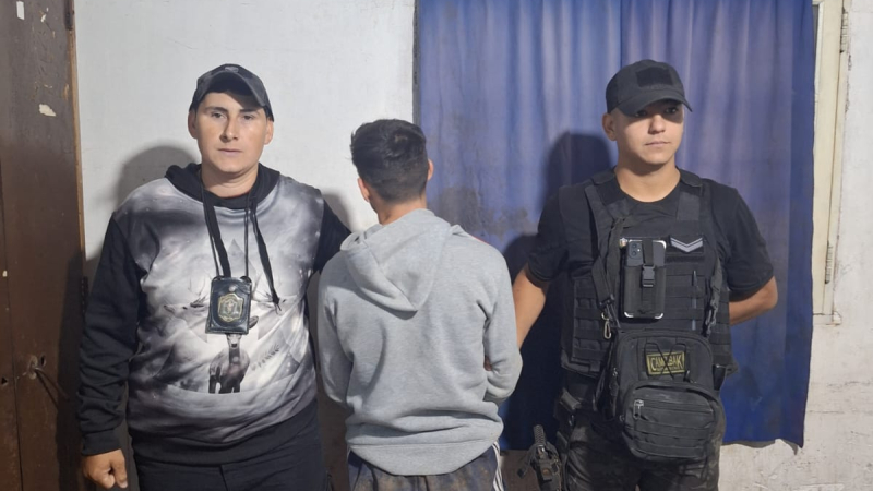 Está acusado de cometer varios ilícitos y al momento de su detención lesionó a un policía