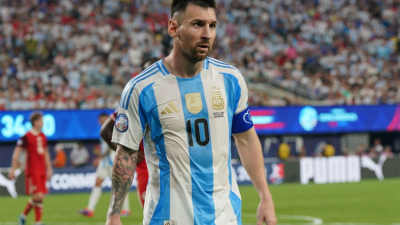 Homenaje de la marca que viste a la selección con una camiseta especial