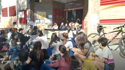 Suspendieron a una directora por sancionar a alumnos que difundieron fotos íntimas de una compañera