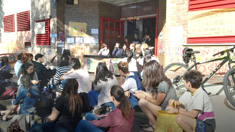 Suspendieron a una directora por sancionar a alumnos que difundieron fotos íntimas de una compañera