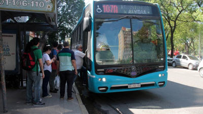 Colectivos: las empresas aseguran que no tienen recursos para afrontar el medio aguinaldo