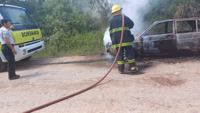 Un hombre y dos menores salen ilesos tras incendiarse el auto