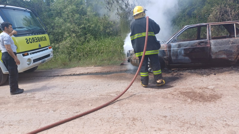 Un hombre y dos menores salen ilesos tras incendiarse el auto