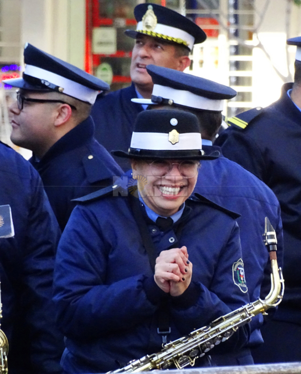 Un 9 de Julio con intenso frío en Resistencia. Una oficial miembro de la Banda de Música de la Policia del Chaco le pone una sonrisa. 09-07.24.