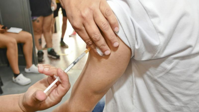Ampliaron la vacunación contra el dengue a las personas nacidas desde 1995