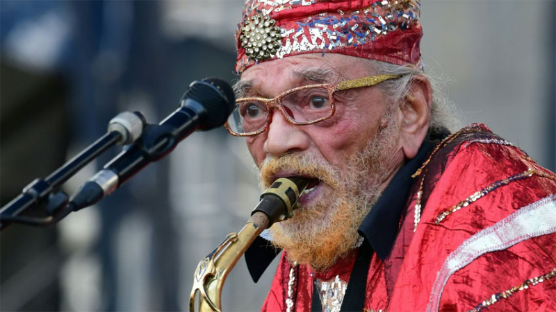Un saxofonista de 100 años lanza su primer disco solista