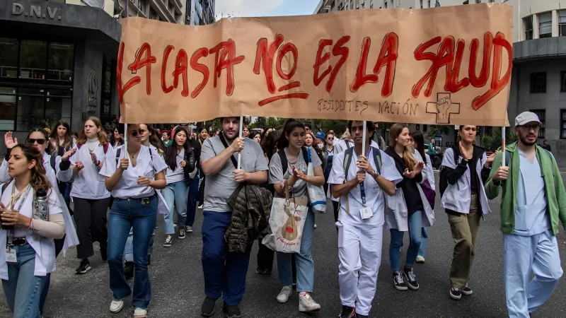 Siguen los despidos en áreas clave de Salud