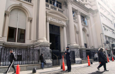 El crawling peg de 1% no debutó en el mejor día para el dólar