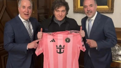 Camiseta del Inter para Milei con la firma de Leo