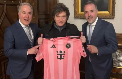 Camiseta del Inter para Milei con la firma de Leo