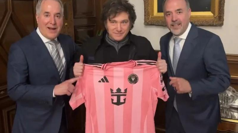 Camiseta del Inter para Milei con la firma de Leo