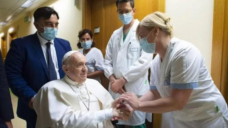 El Vaticano aseguró que la salud de Francisco mostró una "leve mejoría"